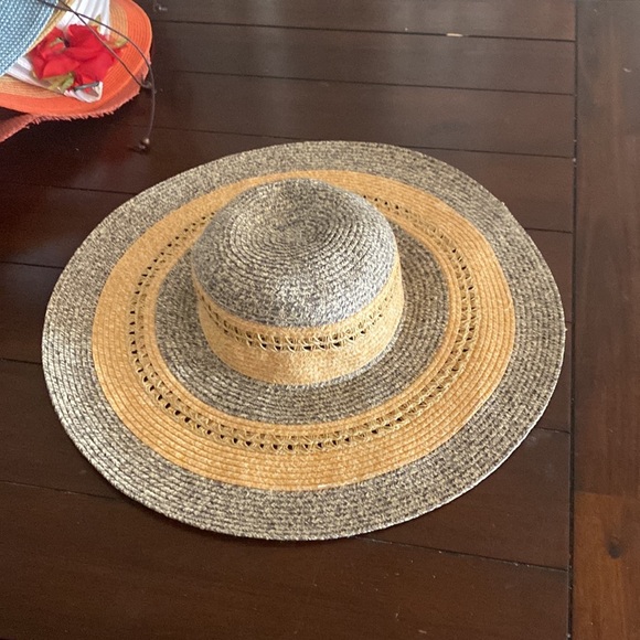 Beautiful grey and yellow straw hat - Picture 2 of 8